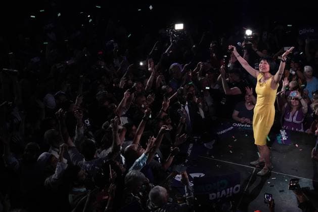News Themen der Woche KW26 Bilder des Jahres 2023, News 06 Juni June 26, 2023, Toronto, Ontario, Canada: Toronto s newly elected Mayor OLIVIA CHOW, 66, Makes her way through the crowd as she celebrates her win at an election night event in Toronto on Monday. Toronto CAN  - ZUMAc35_ 20230626_zaf_c35_147 Copyright: xChrisxYoungx