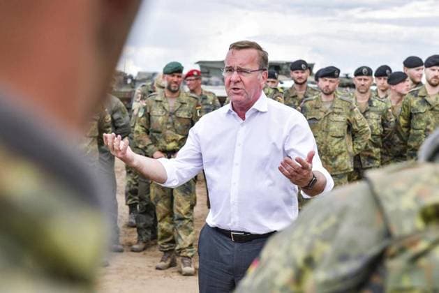 Übung Griffin Storm der deutschen eVA-Brigade in Litauen *** NUR FÜR REDAKTIONELLE ZWECKE *** EDITORIAL USE ONLY ***<p>Übung Griffin Storm der deutschen eVA-Brigade (eVAenhanced Vigilance Activities Brigade) in Litauen. Bundesminister der Verteidigung Boris Pistorius (SPD) spricht mit an der Übung beteiligten deutschen Bundeswehrsoldaten. Der NATO-Generalsekretär und die Botschafter des Nordatlantikrats verschaffen sich damit ein persönliches Bild über das Engagement der Bundeswehr an der NATO-Ostflanke und die enge Verbundenheit zwischen Deutschland und Litauen, fotografiert am 26. Juni 2023 in PabradÃ , Litauen. Deutschland Berlin Berlin Copyright: MaurizioxGambarini *** Exercise Griffin Storm of the German eVA Brigade in Lithuania Copyright: MaurizioxGambarini doc7qtquqzu5wzq4etfp9r ,EDITORIAL USE ONLY