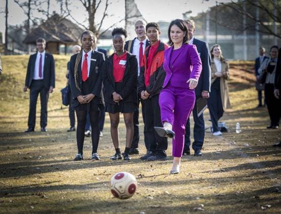 News Themen der Woche KW26 Bilder des Jahres 2023, News 06 Juni News Bilder des Tages Annalena Baerbock (Buendnis 90 Die Gruenen), Bundesaussenministerin, besucht die Deutsche Schule in Pretoria. Hier beim Fussball spielen mit Kindern. Pretoria Suedafrika *** Annalena Baerbock Buendnis 90 Die Gruenen , German Foreign Minister, visits the German School in Pretoria Here playing soccer with children Pretoria South Africa Copyright: xThomasxKoehlerx