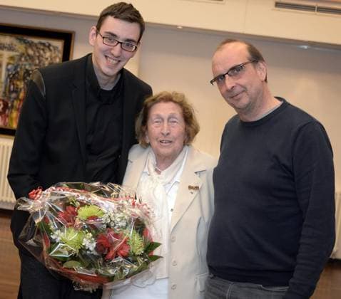 DJV ehrt Ehrenmitglied Felicitas Kapteina *** NUR FÜR REDAKTIONELLE ZWECKE *** EDITORIAL USE ONLY ***<p>DJV EMO (Essen Mülheim Oberhausen) JHV. Das Bild von Freitag, 24.4.2015 zeigt das Ehrenmitglied Felicitas Kapteina mit dem Vorsitzenden Pascal Hesse li und DJV Landesvorsitzendem Frank Stach (r). Deutschland Essen Copyright: MÜLLER,xOliver *** DJV honours Honorary member Felicitas Kapteina *** ONLY FOR EDITORIAL PURPOSE *** EDITORIAL USE ONLY *** P DJV EMO Food Mülheim Oberhausen JHV the Picture from Friday, 24 4 2015 shows the Honorary member Felicitas Kapteina with the Chairman Pascal Hesse left and DJV State chairman Frank Stach r Germany Food Copyright MÜLLER,xOliver Copyright: MÜLLER,xOliver docnrwhugopicture77134503 EDITORIAL USE ONLY
