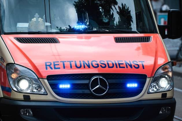 Feuerwehr und Notarzt, Symbolfotos Neuss 27.06.2023 Rettungswagen Rettungsdienst Rettungstransportwagen RTW Krankenwagen Feuerwehr Notarzt Blaulicht Sondersignal Notfall Rettungseinsatz Drehlicht Rettung Wegerecht Johanniter Neuss Nordrhein-Westfalen Deutschland *** Neuss 27 06 2023 ambulance rescue service ambulance RTW ambulance fire department emergency doctor blue light special signal emergency rescue turn light rescue right of way Johanniter Neuss North Rhine Westphalia Germany