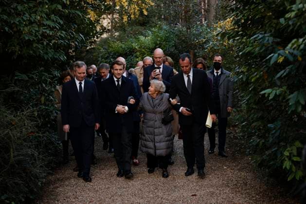 President Macron Awards The Legion Of Honor To Antonine Maillet - Paris French President Emmanuel Macron (C-L) walks with Acadian writer Antonine Maillet (C-R) prior an awarding ceremony at the Elysee Palace in Paris, France, 24 November 2021. Antonine Maillet is awarded with the Legion of Honor Photo by Yoan Valat Pool ABACAPRESS.COM Paris France  Copyright: xValatxYoan Pool ABACAx 789308_003 ValatxYoan Pool ABACAx 789308_003