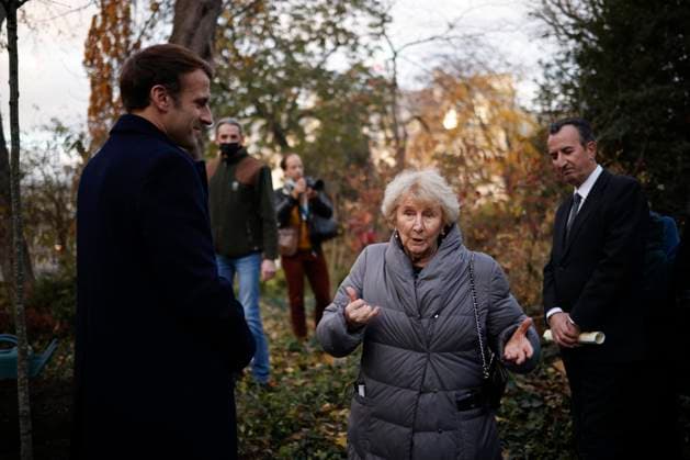 President Macron Awards The Legion Of Honor To Antonine Maillet - Paris French President Emmanuel Macron (L) listens to Acadian writer Antonine Maillet (R) prior an awarding ceremony at the Elysee Palace in Paris, France, 24 November 2021. Antonine Maillet is awarded with the Legion of Honor Photo by Yoan Valat Pool ABACAPRESS.COM Paris France  Copyright: xValatxYoan Pool ABACAx 789308_005 ValatxYoan Pool ABACAx 789308_005