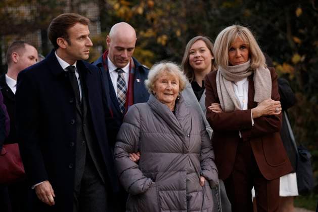 President Macron Awards The Legion Of Honor To Antonine Maillet - Paris French President Emmanuel Macron (L) and his wife Brigitte Macron (R) walk with Acadian writer Antonine Maillet (C) prior an awarding ceremony at the Elysee Palace in Paris, France, 24 November 2021. Antonine Maillet is awarded with the Legion of Honor Photo by Yoan Valat Pool ABACAPRESS.COM Paris France  Copyright: xValatxYoan Pool ABACAx 789308_009 ValatxYoan Pool ABACAx 789308_009