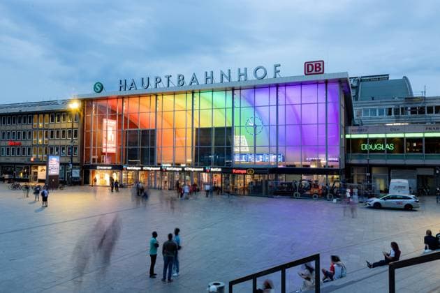 Entertainment Themen der Woch KW26 News Themen der Woche KW26 Bilder des Jahres 2023, Entertainment 06 Juni Entertainment Bilder des Tages News Bilder des Tages Pride Month im Kölner Hauptbahnhof. Die Eingangshalle des Bahnhofs erstrahlt im seit dem 01. Juni 2023 jeweils ab 21 Uhr in den Regenbogenfarben. Die Illumination ist bis zum Christopher Street Day CSD vom 07. Bis 09. Juli 2023 zu betrachten. 27.06.2023 Köln NRW Deutschland *** Pride Month in Cologne Central Station The entrance hall of the station shines in the rainbow colors since 01 June 2023 from 21 clock The illumination can be viewed until Christopher Street Day CSD from 07 to 09 July 2023 27 06 2023 Cologne NRW Germany