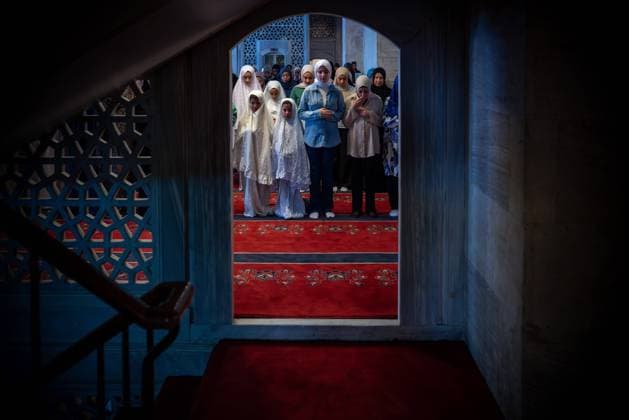 News Bilder des Tages June 28, 2023, Ankara, Turkey: Muslim women perform Eid prayers at Kocatepe Mosque. In Ankara, Kocatepe Mosque Muslims came together to perform Eid prayers on the occasion of Eid al-Adha. Eid prayer is performed during Ramadan and Eid-al-Adha, which are considered sacred for Muslims. Eid al-Adha or the Festival of Sacrifice is celebrated throughout the Muslim world as a commemoration of Abraham s willingness to sacrifice his son for God, and cows, goats and sheep are traditionally slaughtered on the holiest day. Ankara Turkey - ZUMAs197 20230628_zaa_s197_019 Copyright: xTunahanxTurhanx