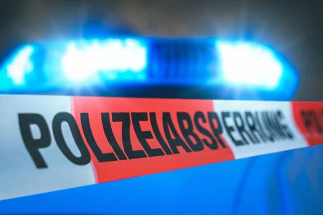 28 June 2023: Police cordon tape in front of a police car with blue lights at night PHOTOMONTAGE *** Polizeiabsperrung Absperrband vor einem Polizei Auto mit Blaulicht bei Nacht FOTOMONTAGE