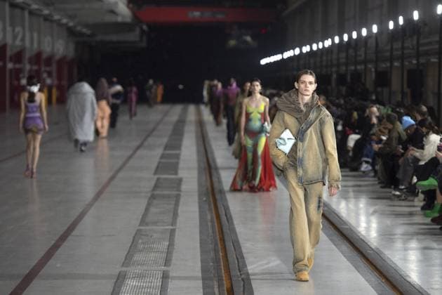 PFW - Y Project Runway A model walks the runway during the Y Project Menswear Fall Winter 2022-2023 show as part of Paris Fashion Week in Paris, France on January 19, 2022. Photo by Aurore Marechal ABACAPRESS.COM Paris Ile de France France  Copyright: xMarechalxAurore ABACAx 795335_110 MarechalxAurore ABACAx 795335_110