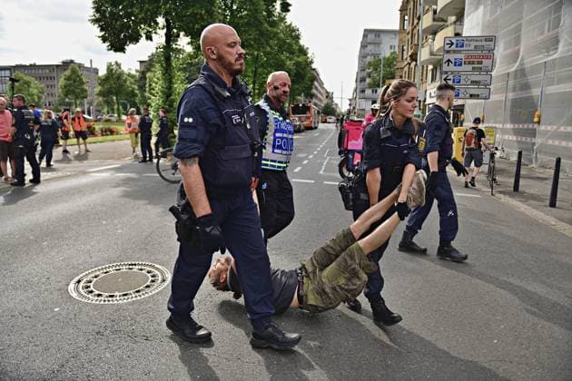 News Themen der Woche KW26 Bilder des Jahres 2023, News 06 Juni News Bilder des Tages 28.6.2023 Die Letzte Generaion in Mannheim Mitglieder der Aktivistengruppe Letzte Generation versuchen in Mannheim eine Strassenblockade, die von der Polizei schnell aufgelöst wurde. Einige Aktivisten wurden von der Strasse getragen, alle Teilnehmer der Aktion erhielten temporäre Platzverweise. Mannheim Wasserturm Baden Württemberg Deutschland *** 28 6 2023 Die Letzte Generaion in Mannheim Members of the activist group Letzte Generation attempt a street blockade in Mannheim, which was quickly broken up by the police Some activists were carried off the street, all participants of the action received temporary expulsions Mannheim Wasserturm Baden Württemberg Germany