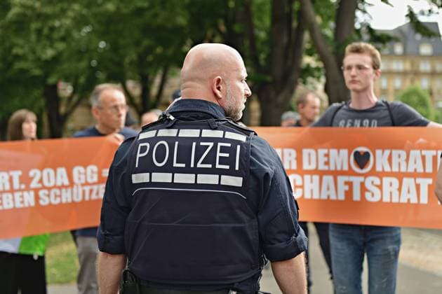 28.6.2023 Die Letzte Generaion in Mannheim Mitglieder der Aktivistengruppe Letzte Generation versuchen in Mannheim eine Strassenblockade, die von der Polizei schnell aufgelöst wurde. Einige Aktivisten wurden von der Strasse getragen, alle Teilnehmer der Aktion erhielten temporäre Platzverweise. Mannheim Wasserturm Baden Württemberg Deutschland *** 28 6 2023 Die Letzte Generaion in Mannheim Members of the activist group Letzte Generation attempt a street blockade in Mannheim, which was quickly broken up by the police Some activists were carried off the street, all participants of the action received temporary expulsions Mannheim Wasserturm Baden Württemberg Germany