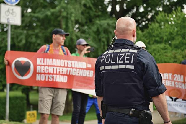 28.6.2023 Die Letzte Generaion in Mannheim Mitglieder der Aktivistengruppe Letzte Generation versuchen in Mannheim eine Strassenblockade, die von der Polizei schnell aufgelöst wurde. Einige Aktivisten wurden von der Strasse getragen, alle Teilnehmer der Aktion erhielten temporäre Platzverweise. Mannheim Wasserturm Baden Württemberg Deutschland *** 28 6 2023 Die Letzte Generaion in Mannheim Members of the activist group Letzte Generation attempt a street blockade in Mannheim, which was quickly broken up by the police Some activists were carried off the street, all participants of the action received temporary expulsions Mannheim Wasserturm Baden Württemberg Germany
