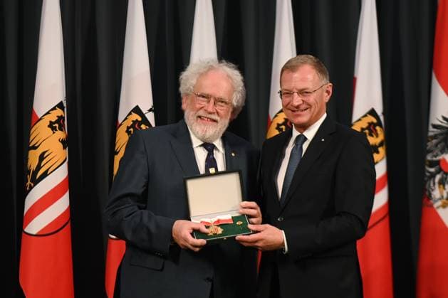 News Themen der Woche KW26 Bilder des Jahres 2023, News 06 Juni News Bilder des Tages Überreichungsfeier Großes Goldenes Ehrenzeichen des Landes Oberösterreich an Physik-Nobelpreisträger Anton Zeilinger, durch den Landeshauptmann des österreichischen Bundeslandes Oberösterreich, Thomas Stelzer, im Steinernen Saal des Linzer Landhauses, am 28.06.23. Das Bild zeigt den Physik-Nobelpriesträger Anton Zeilinger während er durch den LAndeshauptmann des österreichischen Bundeslandes Oberösterreich, Thomas Stelzer das Goldene Enrenzeichen erhält 2023 - Überreichungsfeier Großes Goldenes Ehrenzeichen des Landes Oberösterreich an Physik-Nobelpreisträger Anton Zeilinger, durch den Landeshauptmann des österreichischen Bundeslandes Oberösterreich, Thomas Stelzer, im Steinernen Saal des Linzer Landhauses, am 2