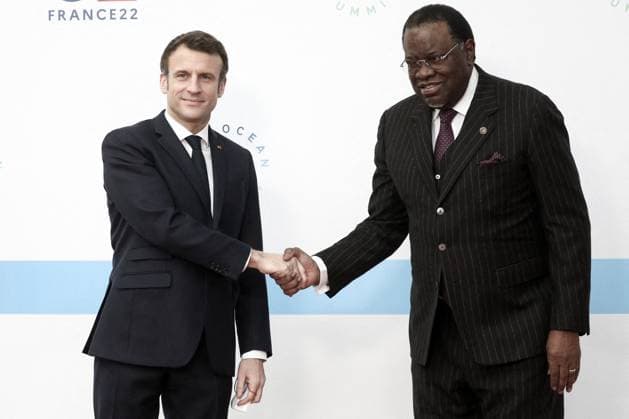 One Planet Summit - Brest Le prÃ sident de la RÃ publique francaise, Emmanuel Macron accueille le prÃ sident namibien Hage Geingob lors du One Ocean Summit, qui vise Ã relever les ambitions de la communautÃ internationale pour protÃ ger la vie marine, rÃ duire la pollution plastique et lutter contre l impact du changement climatique, dans la ville portuaire de Brest, France, le fÃ vrier 11, 2022. French President Emmanuel Macron during the One Ocean Summit, which seeks to raise the international community s ambitions to protect sealife, cut plastic pollution and tackle the impact of climate change, in Brest, France, on February 11, 2022. Photo by StÃ phane Lemouton Pool ABACAPRESS.COM Brest France  Copyright: xLemoutonxStephane Pool ABACAx 798049_044 LemoutonxStephane Pool ABACAx 798049_044