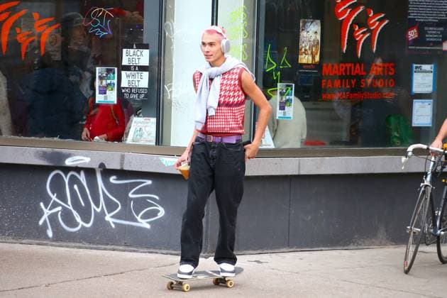 Evan Mock Riding His Skateboard - NYC Gossip Girl actor Evan Mock riding his skateboard with some friends in Soho, New York City, NY, USA on February 17, 2022. Photo by Dylan Travis ABACAPRESS.COM New York City NY United States  Copyright: xDylanxTravis ABACAx 798864_008 DylanxTravis ABACAx 798864_008