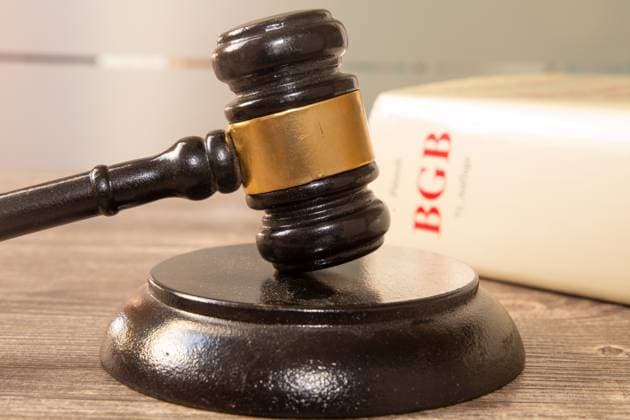 Justiz, Symbolfotos Symbolbild Gerichtsverhandlung: Nahaufnahme von einem Richterhammer und BGB (Bürgerliches Gesetzbuch) *** Symbol image court hearing close up of a judge hammer and BGB civil code Copyright: xx