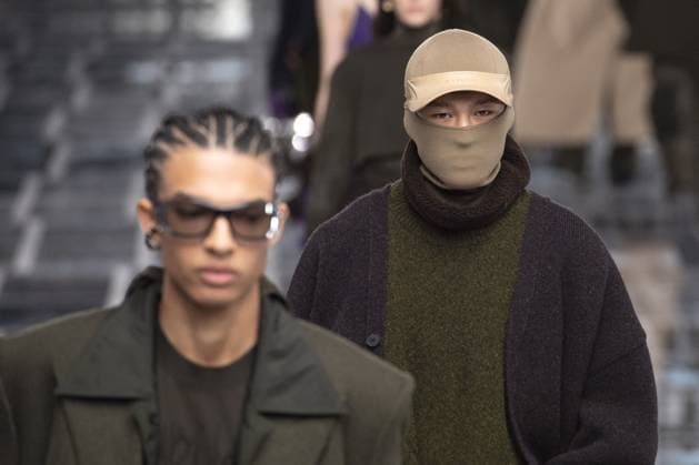 PFW Givenchy Runway Models walk the runway during the Givenchy Womenswear Fall Winter 2022-2023 show as part of Paris Fashion Week in Paris, France on March 06, 2022. Photo by Aurore Marechal ABACAPRESS.COM Paris Ile de France France  Copyright: xMarechalxAurore ABACAx 801238_183 MarechalxAurore ABACAx 801238_183