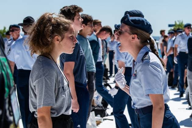 News Themen der Woche KW26 Bilder des Jahres 2023, News 06 Juni These images show basic cadets from the U.S. Air Force and Space Force?s class of 2027 getting a rude awakening as they arrive at the U.S. Air Force Academy for in-processing (I-Day), on 28 June 2023, in Colorado Springs, Colorado. I-Day marks the start of their journey of becoming a commissioned officer in the U.S. Air Force and Space Force. After arrival, their officers and instructors made no secret of the high standards expected of recruits. Many also had to have their head shaved - with the obligatory U.S. military buzzcut a rite of passage for those joining the military. Where: Colorado Springs, Colorado, United States When: 28 Jun 2023 Credit: U.S Air Force Cover Images **EDITORIAL USE ONLY. MATERIALS ONLY TO BE USED IN CONJUNC Copyright: xRaynaxGracex 52853578 EDITORIAL USE ONLY. NOT FOR USE BY NEWSPAPERS BASED IN THE UK.