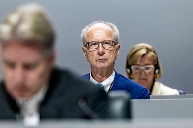 Hans Dieter Pötsch, Vorsitzender des Vorstands der Porsche Automobil Holding SE sowie Vorsitzender des Aufsichtsrats der Volkswagen AG. - Ordentliche Hauptversammlung 2023 der Porsche AG in der Porsche Arena Stuttgart. Erste Hauptversammlung nach dem Börsengang der Dr. Ing. h.c. F. Porsche AG im vergangenen September. 28.06.2023: Stuttgart, Baden-Württemberg, Deutschland, Europa *** Hans Dieter Pötsch, Chairman of the Executive Board of Porsche Automobil Holding SE and Chairman of the Supervisory Board of Volkswagen AG Annual General Meeting 2023 of Porsche AG in the Porsche Arena Stuttgart First Annual General Meeting after the IPO of Dr Ing h c F Porsche AG last September 28 06 2023 Stuttgart, Baden Württemberg, Germany, Europe