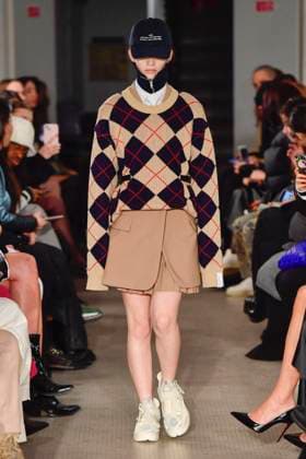 PFW - Rokh Runway A model walks the runway during the Rokh Womenswear Fall Winter 2022-2023 show as part of Paris Fashion Week on March 5, 2022 in Paris, France.Photo by Alain Gil-Gonzalez ABACAPRESS.COM Paris France  Copyright: xGil-GonzalezxAlain ABACAx 801612_019 Gil-GonzalezxAlain ABACAx 801612_019