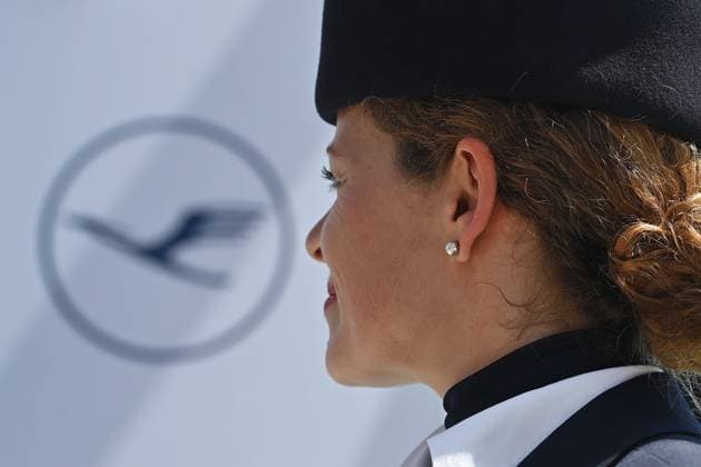 Randmotiv,Flugbegleiterin der Lufthans vor Logo,Kranich, Portraet,Portrait,Porträt,Stewardess. Abfertigungsgebaeude am Muenchner Flughafen feiert 20. Geburtstag: 475 Millionen Fluggaeste nutzten in zwei Jahrzehnten das Terminal 2. Flughafen Franz Josef Strauss in Muenchen am 29.06.2023.Satellitenterminal,Terminal 2. *** Border motif,Lufthansa flight attendant in front of logo,crane,portrait,portrait,stewardess terminal building at Munich airport celebrates 20th birthday 475 million passengers used terminal 2 Franz Josef Strauss airport in Munich in two decades 29 06 2023 satellite terminal,terminal 2