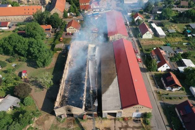 News Themen der Woche KW26 Bilder des Jahres 2023, News 06 Juni News Bilder des Tages 29.06.2023 Sachsen-Anhalt Sachsen Anhalt Saalekreis Saalkreis Foto Beesenstedt Brand einer Lagerhalle Feuerwehr Polizei Löschtrupp löschen Feuer freiwillige Kameraden Luftbild Luftaufnahme Rettungsdienst *** 29 06 2023 Saxony Anhalt Saalekreis Saalkreis photo Beesenstedt fire of a warehouse fire department police fire department extinguish fire voluntary comrades aerial photograph aerial photograph rescue service