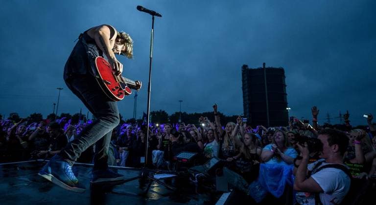 *** NUR FÜR REDAKTIONELLE ZWECKE *** EDITORIAL USE ONLY ***Die finnische Rockband Sunrise Avenue spielt am 15. August 2015 auf dem mit 26.500 Zuschauern ausverkauften Open Air Gelände am CentrO Oberhausen unterhalb des Gasometers das bis dato größte Konzert ihrer Karriere. Foto: Sebastian Konopka FUNKE Foto Services Wollt Ihr mit uns singen, Oberhausen? , ruft Frontmann Samu Haber von der Bühne. Reine Rhetorik, denn die 26.500 Kehlen auf dem Open Air Gelände am CentrO befinden sich schon von der ersten Note an im Ausnahmezustand. Funkytown wird lautstark begrüßt, die Oho-ho s aus I can break your Heart gehen sowieso flüssig über die Lippen. Und wenn gerade mal nicht geschallert wird, kreischen die in den vorderen Reihen d Copyright: SebastianxKonopka docnrwhugopicture82144905 EDITORIAL USE ONLY