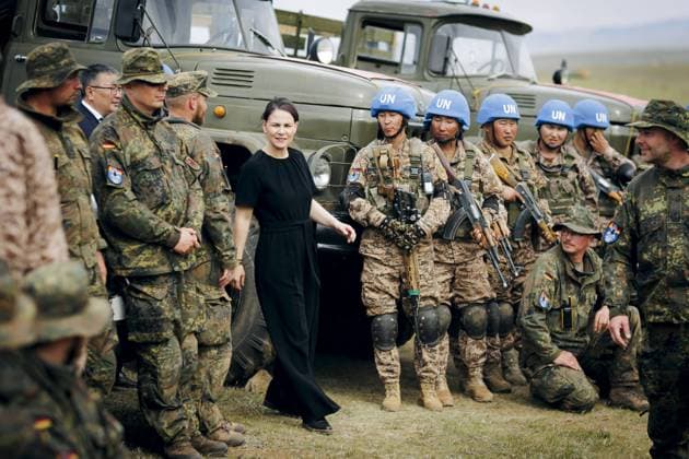 News Themen der Woche KW26 Bilder des Jahres 2023, News 06 Juni News Bilder des Tages Annalena Baerbock (Buendnis 90 Die Gruenen), Bundesaussenministerin, besucht die Ausbildung mongolischer Soldatinnen und Soldaten fuer den Einsatz in VN-Friedensmissionen durch einTrainingsteam der Bundeswehr in der Kaserne Nalaikh. Nalaikh, 30.06.2023. Nalaikh Mongolei *** Annalena Baerbock Buendnis 90 Die Gruenen , German Foreign Minister, visits the training of Mongolian soldiers for the deployment in UN peace missions by a training team of the German Armed Forces in the barracks Nalaikh Nalaikh, 30 06 2023 Nalaikh Mongolia Copyright: xThomasxTrutschelx