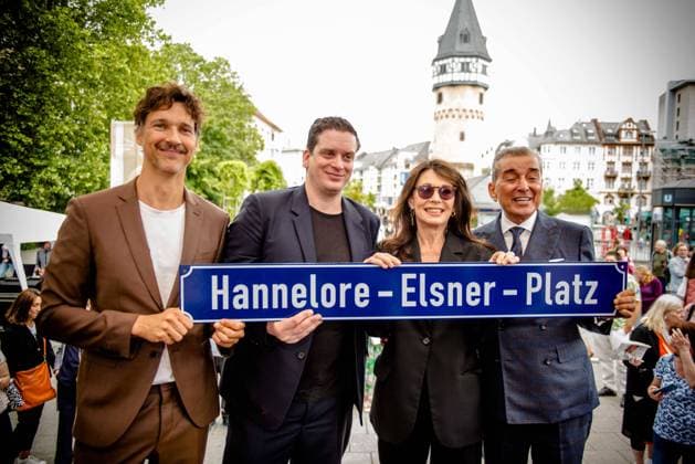 Entertainment Themen der Woch KW26 Bilder des Jahres 2023, Entertainment 06 Juni 30.06.2023 xesx Frankfurt am Main, Die Stadt Frankfurt hat Platz für die verstorbene Schauspielerin Hannelore Elsner eingeweiht Bild zeigt Schauspieler Florian David Fitz, Son Dominik Elsner, Schauspielerin Iris Berben und Moderator Michel Friedman mit dem Straßenschild *** 30 06 2023 xesx Frankfurt am Main, The city of Frankfurt has inaugurated place for the late actress Hannelore Elsner Picture shows actor Florian David Fitz, son Dominik Elsner, actress Iris Berben and presenter Michel Friedman with the street sign ES
