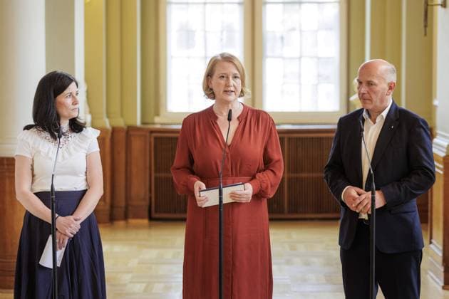 Katharina Guenther-Wuensch, Senatorin fuer Bildung, Jugend und Familie, Lisa Paus, Bundesministerin fuer Familie, Senioren, Frauen und Jugend, und Kai Wegner, Regierender Buergermeister von Berlin, aufgenommen im Rahmen der Laendervereinbarung KiTa Vertragsunterzeichnung im Roten Rathaus in Berlin, 30.06.2023. Berlin Deutschland *** Katharina Guenther Wuensch, Senator for Education, Youth and Family, Lisa Paus, Federal Minister for Family Affairs, Senior Citizens, Women and Youth, and Kai Wegner, Governing Mayor of Berlin, photographed at the State Agreement KiTa contract signing ceremony at the Rotes Rathaus in Berlin, 30 06 2023 Berlin Germany Copyright: xKiraxHofmannx