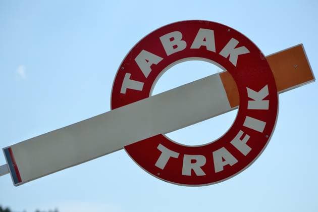Zigarette mit Symbol fuer Tabak-Trafik Zigarette mit Symbol fuer Tabak-Trafik Copyright: xZoonar.com AlfredxHoferx 4927841