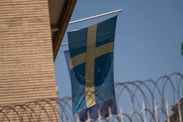Iran-Protest Against Koran Burning In The Sweden A Sweden flag is pictured on a wall of the Sweden embassy in Tehran during a protest against Koran burning in the Swedish capital Stockholm, June 30, 2023. Tehran Tehran Iran  Copyright: xMortezaxNikoubazlx originalFilename: nikoubazl-iranprot230630_npBv7.jpg