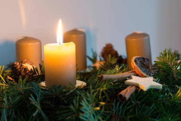 erste Kerze auf schön verziertem Adventskranz brennt erste Kerze auf schön verziertem Adventskranz brennt Copyright: xZoonar.com AlfredxHoferx 8493441