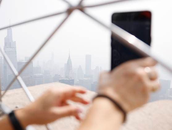 News Bilder des Tages Tourists visit the observation deck of the Empire State Building as haze and smoke due to on going wildfires in Canada shroud the views of the Chrysler Building, One Vanderbilt and the Manhattan skyline on Friday, June 30, 2023 in New York City.  NYP20230630121 JohnxAngelillo