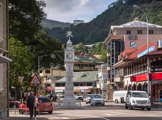 Seychellen: Victoria - der Clock Tower im Zentrum. Der Clock Tower im Zentrum der Seychellen-Hauptstadt Victoria ist zu einem Wahrzeichen des Inselstaates geworden. Er steht in der Mitte eines Kreisverkehrs, der von Banken, Restaurants und anderen öffentlichen Gebäuden umgeben ist. Der Clock Tower ist die Nachbildung des Uhrturms (Little Ben) in London. Er wurde in England gefertigt und 1903 zu Ehren von Königin Victoria aufgestellt. Victoria MahÃ Seychellen *** Seychelles Victoria the Clock Tower in the center The Clock Tower in the center of the Seychelles capital Victoria has become a landmark of the island nation It stands in the middle of a traffic circle surrounded by banks, restaurants and other public buildings The Clock Tower