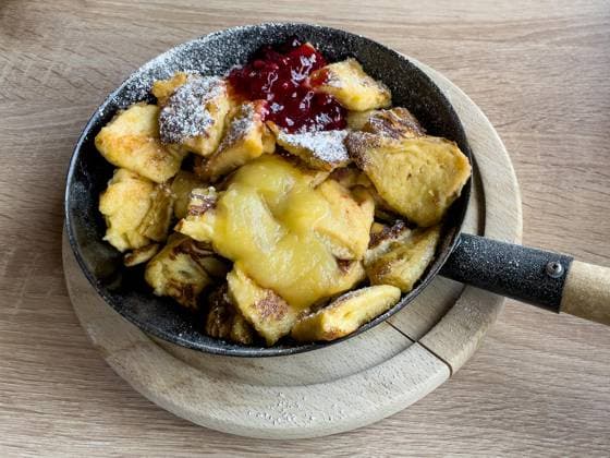 Gusseiserne Pfanne Bratpfanne mit Stiel mit klassisches Gericht aus alpenländische Küche Kaiserschmarrn mit Puderzucker überstreut, Österreich, Europa *** Cast iron Pan Frying pan with Stem with Classic Court from Alpine Kitchen Kaiserschmarrn with Icing sugar sprinkled over, Austria, Europe Copyright: imageBROKER FrankxSchneider iblfrs09386594.jpg