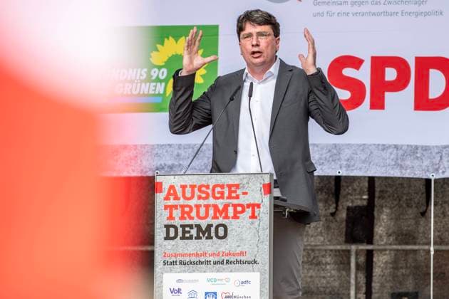 Florian von Brunn, Spitzenkandidat der Bayern SPD, Rede bei Demo Ausge-Trumpt! auf dem Odeonsplatz, München, 1. Juli 2023 Deutschland, München, 01.07.2023, Florian von Brunn, Spitzenkandidat der Bayern SPD, Rede bei Demo Ausge-Trumpt! auf dem Odeonsplatz, für konstruktive Politik, Zusammenhalt und Demokratie, Gemeinsam gegen Rechts, breites Aktionsbündnis Die GRÜNEN, Verdi, Arbeiterwohlfahrt, SPD, ÖDP, Samstagnachmittag, ca. 4000 Demonstranten, *** Florian von Brunn, top candidate of the Bavarian SPD, speech at demo Ausge Trumpt on Odeonsplatz, Munich, 1 July 2023 Germany, Munich, 01 07 2023, Florian von Brunn, top candidate of the Bavarian SPD, speech at demo Ausge Trumpt on Odeonsplatz, for constructive politics, cohesion and d