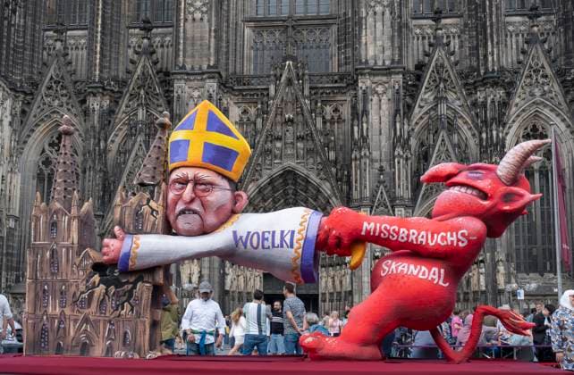 Angehörige der Giordano-Bruno-Stiftung kritisieren Kardinal Woelki mit einem Wagen aus dem Düsseldorfer Karnevalszug von Jacques Tilly. Der Wagen steht vom 30.06. bis 02.07 vor dem Kölner Dom. Die Giordano-Bruno-Stiftung vertritt die Interessen der Missbrauchsopfer und setzt sich für ein härteres Vorgehen der Justiz ein. *** Members of the Giordano Bruno Foundation criticise Cardinal Woelki with a float from the Düsseldorf carnival procession by Jacques Tilly. The float will be in front of Cologne Cathedral from 30 June to 2 July. The Giordano Bruno Foundation represents the interests of abuse victims and advocates for tougher action by the judiciary. Nordrhein-Westfalen Deutschland, Germany _DSF1692