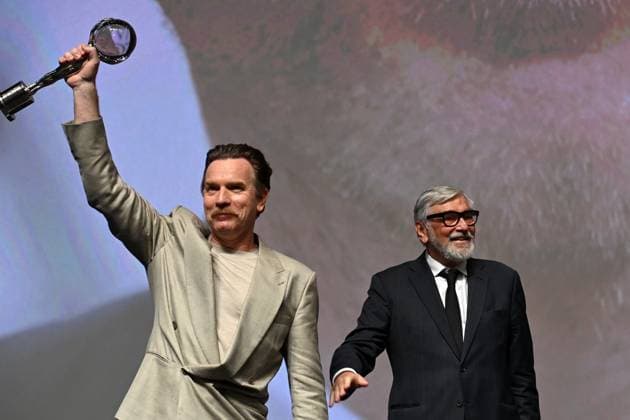 Entertainment Bilder des Tages Scottish actor Ewan McGregor, left, received the Festival President’s Award from the President Jiri Bartoska, right, during the 57th Karlovy Vary International Film Festival (KVIFF), on July 1, 2023, at the Thermal Hotel in Karlovy Vary, Czech Republic. (CTKxPhoto SlavomirxKubes) CTKPhotoP2023070105802  CTKPhotoP2023070105802