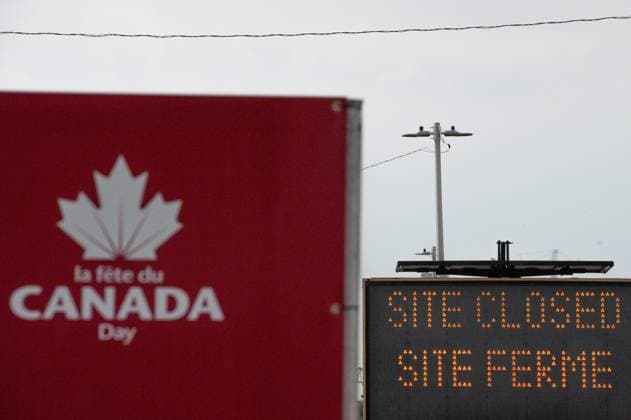 News Bilder des Tages July 1, 2023, Ottawa, ON, Canada: A sign reads Seek Shelter in both English and French after an evacuation order was issued for the LeBreton Flats area where Canada Day celebrations were taking place on Canada Day in downtown Ottawa, on Saturday, July 1, 2023. Ottawa Canada  - ZUMAc35_ 20230701_zaf_c35_110 Copyright: xSpencerxColbyx