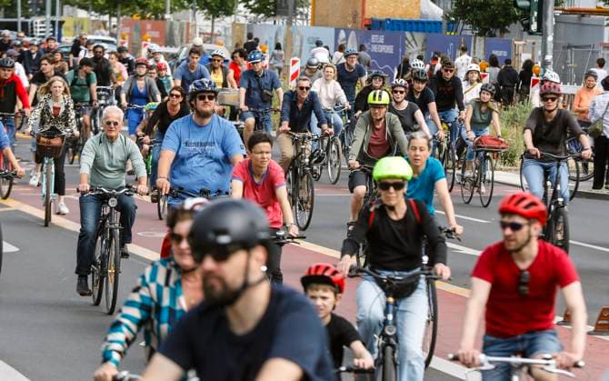 Fahrrad-Demonstration Berlin, 02.07.2023 - Fahrrad- und Umweltorganisationen demonstrieren gegen die Verkehrspolitik des schwarz-roten Senats. Die Fahrraddemo richtet sich gegen den Stopp aller neuen Radwege in Berlin. Berlin Berlin Deutschland