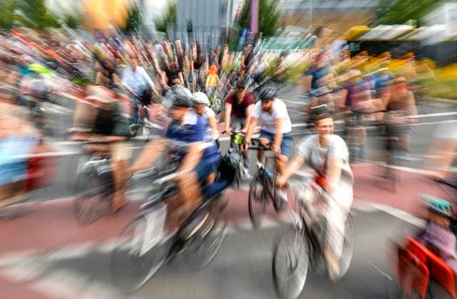 Fahrrad-Demonstration Berlin, 02.07.2023 - Fahrrad- und Umweltorganisationen demonstrieren gegen die Verkehrspolitik des schwarz-roten Senats. Die Fahrraddemo richtet sich gegen den Stopp aller neuen Radwege in Berlin. Berlin Berlin Deutschland