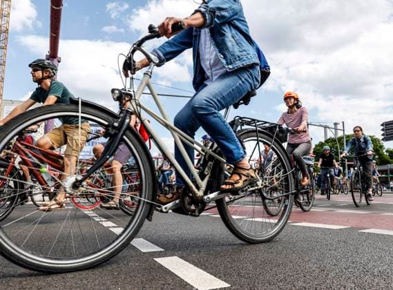Fahrrad-Demonstration Berlin, 02.07.2023 - Fahrrad- und Umweltorganisationen demonstrieren gegen die Verkehrspolitik des schwarz-roten Senats. Die Fahrraddemo richtet sich gegen den Stopp aller neuen Radwege in Berlin. Berlin Berlin Deutschland
