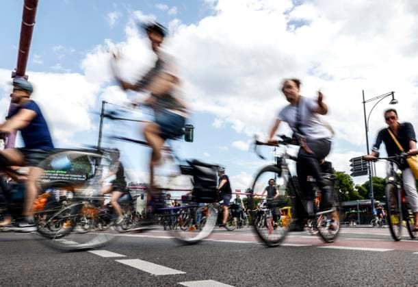 Fahrrad-Demonstration Berlin, 02.07.2023 - Fahrrad- und Umweltorganisationen demonstrieren gegen die Verkehrspolitik des schwarz-roten Senats. Die Fahrraddemo richtet sich gegen den Stopp aller neuen Radwege in Berlin. Berlin Berlin Deutschland