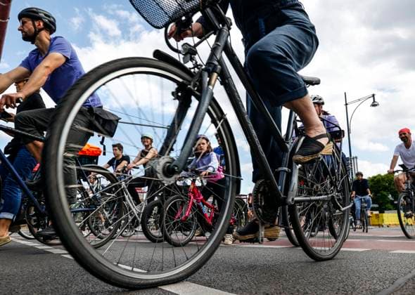 Fahrrad-Demonstration Berlin, 02.07.2023 - Fahrrad- und Umweltorganisationen demonstrieren gegen die Verkehrspolitik des schwarz-roten Senats. Die Fahrraddemo richtet sich gegen den Stopp aller neuen Radwege in Berlin. Berlin Berlin Deutschland