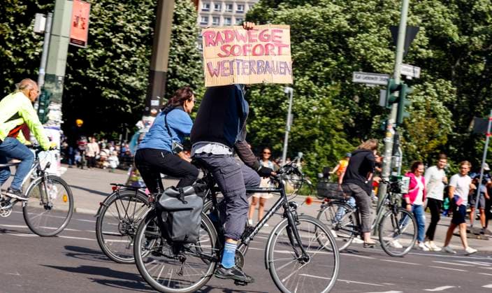 News Bilder des Tages Fahrrad-Demonstration Berlin, 02.07.2023 - Fahrrad- und Umweltorganisationen demonstrieren gegen die Verkehrspolitik des schwarz-roten Senats. Die Fahrraddemo richtet sich gegen den Stopp aller neuen Radwege in Berlin. Berlin Berlin Deutschland