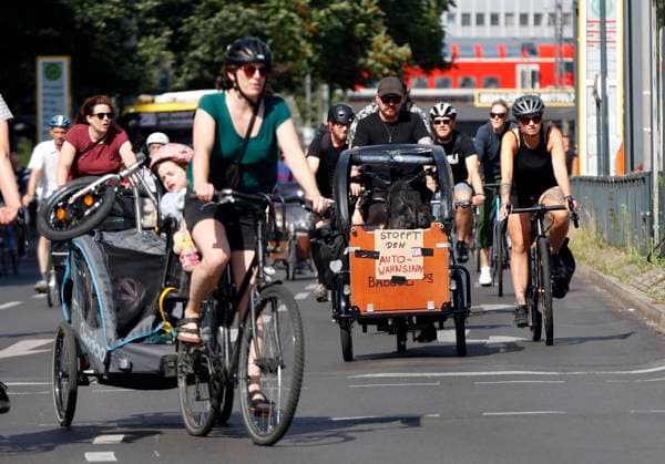 Fahrrad-Demonstration Berlin, 02.07.2023 - Fahrrad- und Umweltorganisationen demonstrieren gegen die Verkehrspolitik des schwarz-roten Senats. Die Fahrraddemo richtet sich gegen den Stopp aller neuen Radwege in Berlin. Berlin Berlin Deutschland