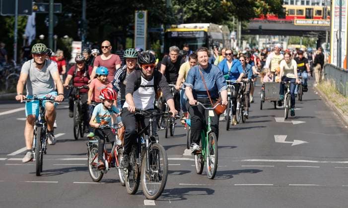 Fahrrad-Demonstration Berlin, 02.07.2023 - Fahrrad- und Umweltorganisationen demonstrieren gegen die Verkehrspolitik des schwarz-roten Senats. Die Fahrraddemo richtet sich gegen den Stopp aller neuen Radwege in Berlin. Berlin Berlin Deutschland