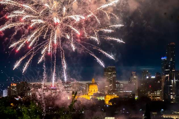 Edmonton, Canada July 1, 2023 - People watch a fireworks show above the skyline on Canada Day. Canada Day is a holiday commemorating the formation of Canada FETE NATIONALE DU CANADA, PROVINCE D ALBERTA, CELEBRATION, FESTIVITES, FETE, AMERIQUE DU NORD, FEUX D ARTIFICE, SPECTACLE, SOIR, NUIT, ASSEMBLEE LEGISLATIVE DE L ALBERTA Copyright: xVincentxIsorex