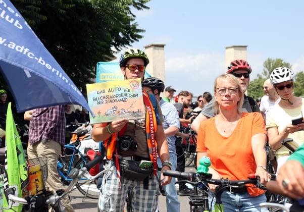 02.07.2023, Berlin - Deutschland. Unter dem Hashtag nichtmituns gibt es von Changing Cities eine Demo für das Radfahren, der Start ist an der Eberswalder Straße.