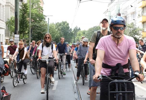 02.07.2023, Berlin - Deutschland. Unter dem Hashtag nichtmituns gibt es von Changing Cities eine Demo für das Radfahren, der Start ist an der Eberswalder Straße.